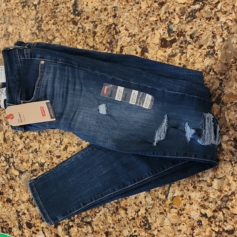 Women's Hypersoft distresses Levi's jeans.